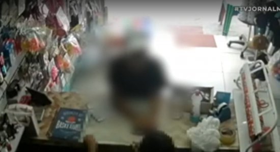 Homem é suspeito de furtar caixa de loja em Santa Cruz do Capibaribe