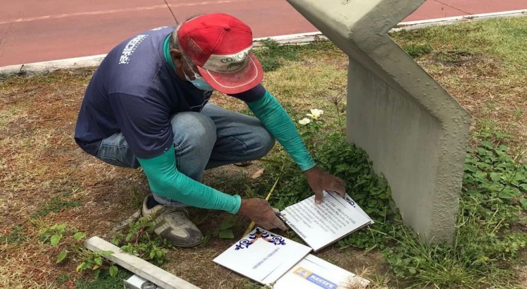 Nova placa é colocada na ciclovia que elava o nome da jornalista Graça Araújo