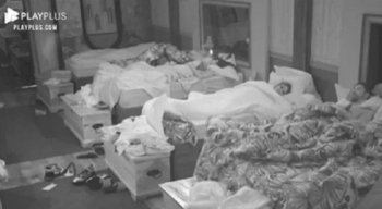 Quando as luzes se apagaram, a câmera saiu da cama de Nego e Day, mas dava-se para ouvir pedidos de Day para que Nego parasse.