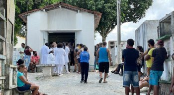 Abalados, familiares e amigos prestaram o último adeus a jovem