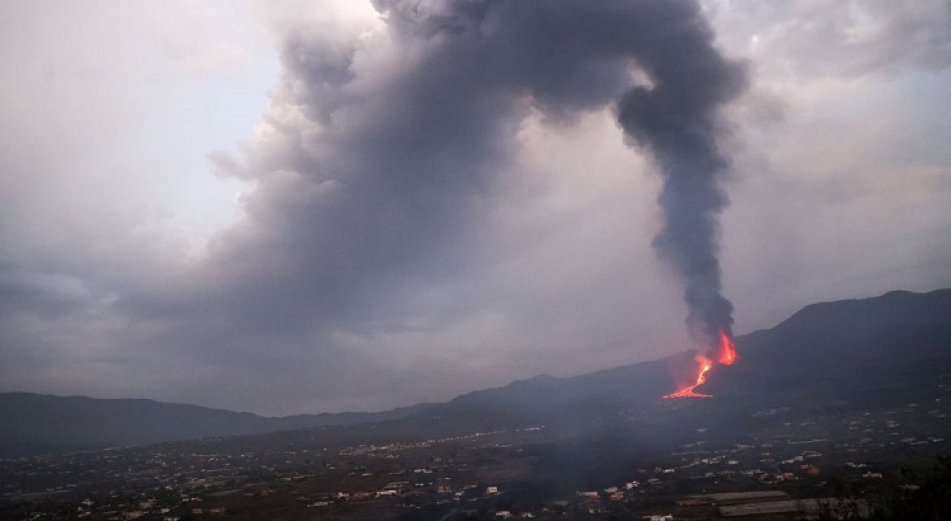 A lava está fluindo no lado ocidental do vulcão, em direção ao mar, desde o dia 19 de setembro - REUTERS/ Nacho Doce/ Direitos Reservados