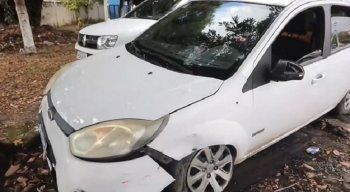 O carro ficou com marcas de tiros e de colisão