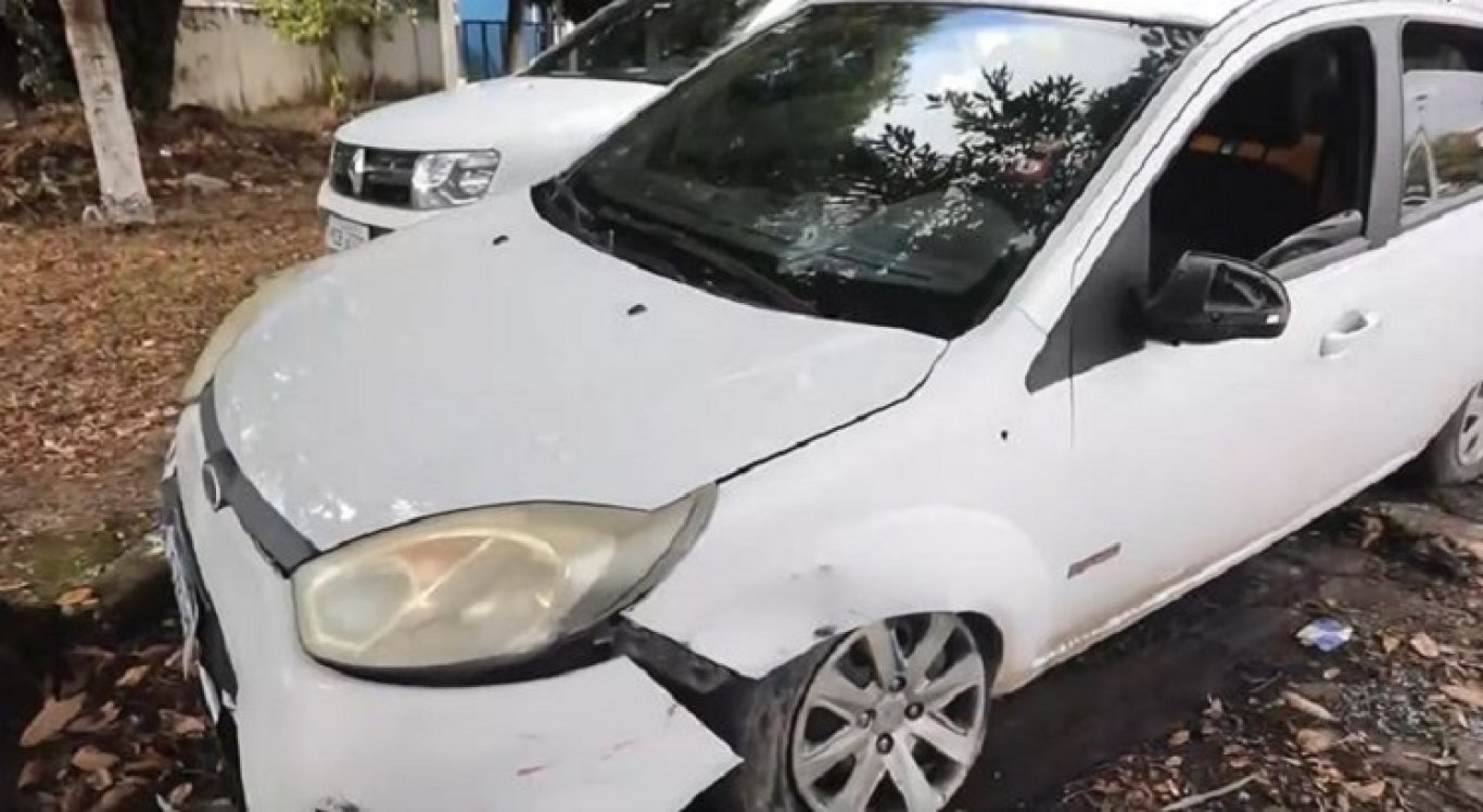 O carro roubado ficou com marcas de tiros e de colisão após a perseguição  - Reprodução/TV Jornal