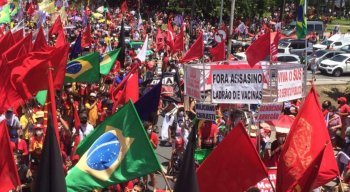 Manifestação contra Bolsonaro teve concentração na Praça do Derby