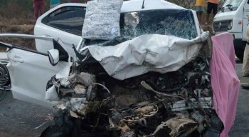 O acidente envolvendo dois carros deixou seis pessoas mortas e duas feridas