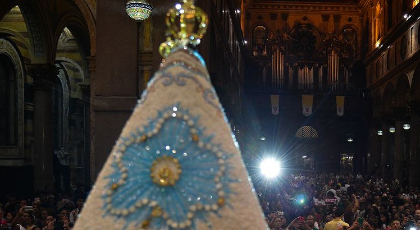 Multidão faz referência à imagem de Maria no Círio de Nazaré