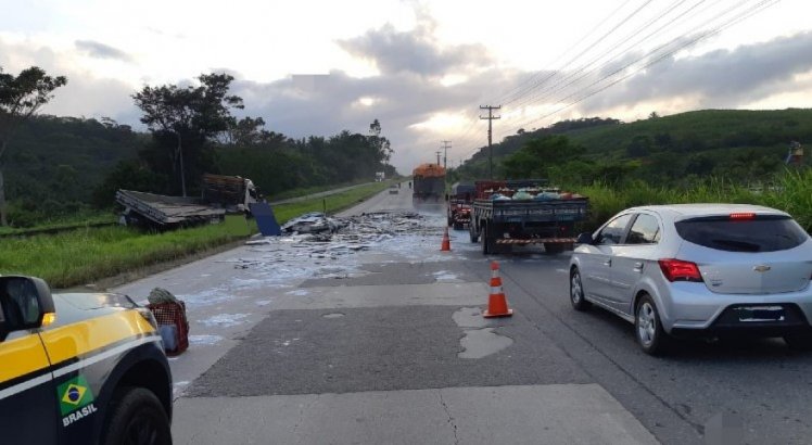 Acidente com caminhão causa congestionamento quilométrico na BR-232, em Moreno, no Grande Recife
