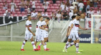Jogadores do Santa Cruz cabisbaixos após eliminação na Pré-Copa do Nordeste 2022