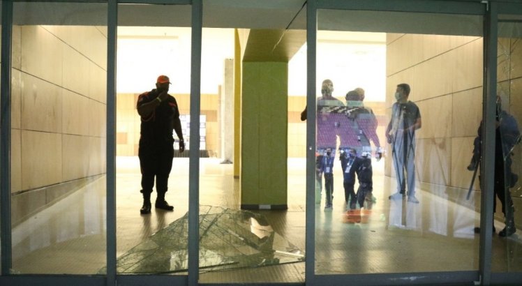 Porta de vidro que dá acesso aos vestiários foi quebrada por torcedores do Santa Cruz
