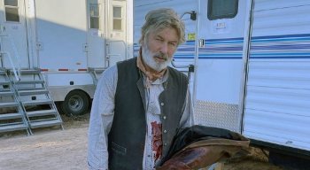 Alec Baldwin no set de filmagem do longa "Rust"