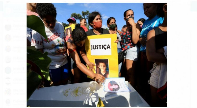 No momento do sepultamento, cartaz pede justiça para Matheus Silva. 