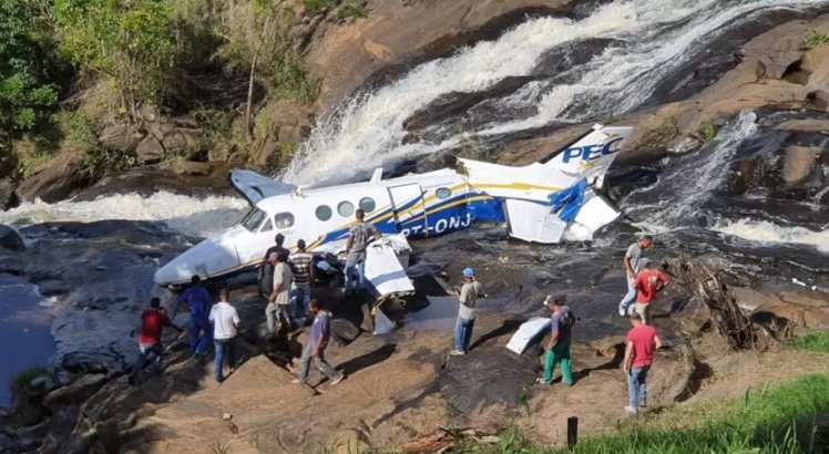 Avião com a cantora Marília Mendonça e outras quatro pessoas caiu em Minas Gerais