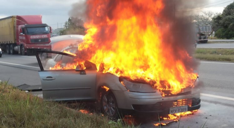 Carro pega fogo durante engarrafamento causado por acidente entre caminhões