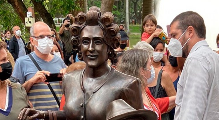 Estátua de Dona Hermínia, personagem de Paulo Gustavo em Niterói, no Rio de Janeiro