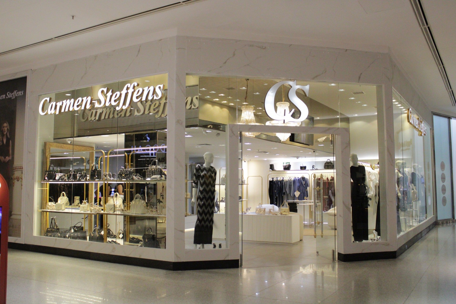 Carmen Steffens reinaugura loja com novo visual