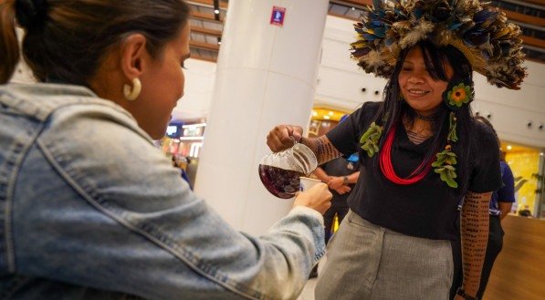 Celesty Suru&iacute; compartilha caf&eacute; amaz&ocirc;nico, do tipo Robusta Amaz&ocirc;nica, com plateia.  