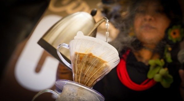 Celesty Suru&iacute; mostra preparo de caf&eacute;. 