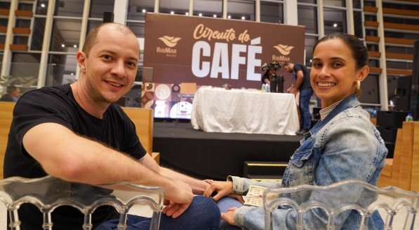Weslley Moret e Fabiana Ferreira participaram do evento gratuito na Pra&ccedil;a de Alimenta&ccedil;&atilde;o. 