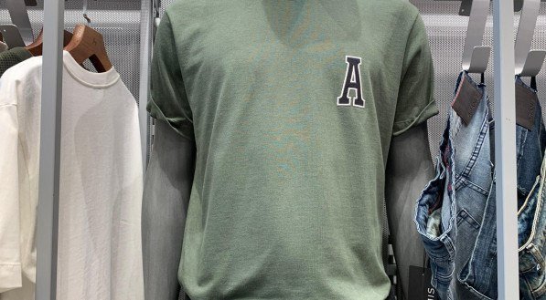 A camisa verde está custando R$ 299.