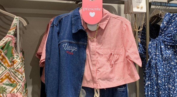 A blusa listrada está custando R$ 199,90 e a jaqueta está R$ 279,90.