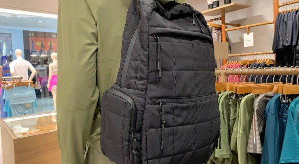 A mochila preta masculina está custando R$ 499,90.