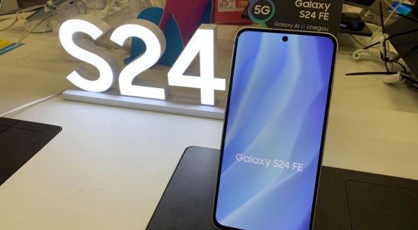 O smartphone Samsung Galaxy S24 FE está custando R$ 2.999,