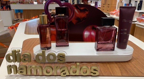 O kit de óleo de massagem + perfume feminino está custando R$ 350,90. Já o kit de shampoo + perfume masculino está custando R$ 283,90. 