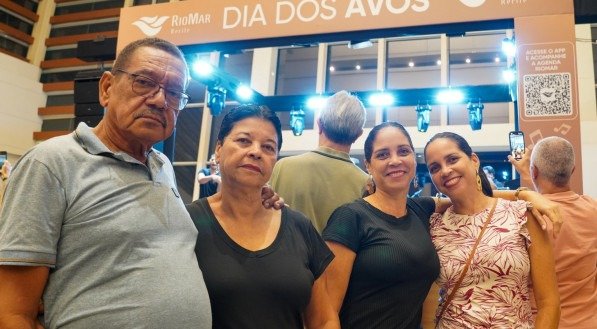 Levi, Doraci e as g&ecirc;meas M&eacute;rcia e M&aacute;rcia curtiram o show de The Rossi no Dia dos Av&oacute;s RioMar Recife