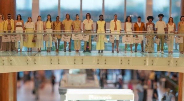 A imagem mostra diversos modelos enfileirados em uma passarela no RioMar Recife.