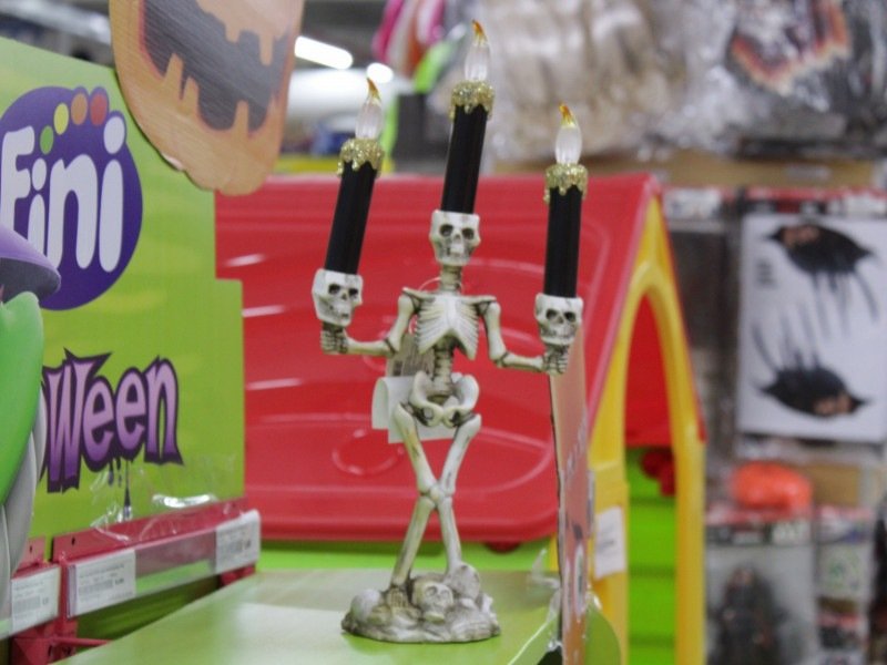 Candelabro caveira por R$ 148,95.