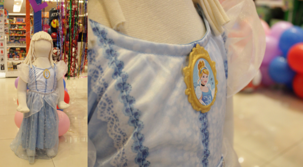 A fantasia da Cinderela custa R$ 249,99. 