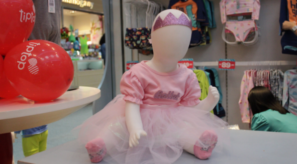 A fantasia de bailarina custa a partir de R$ 219. 