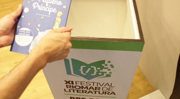 Doação de livros.