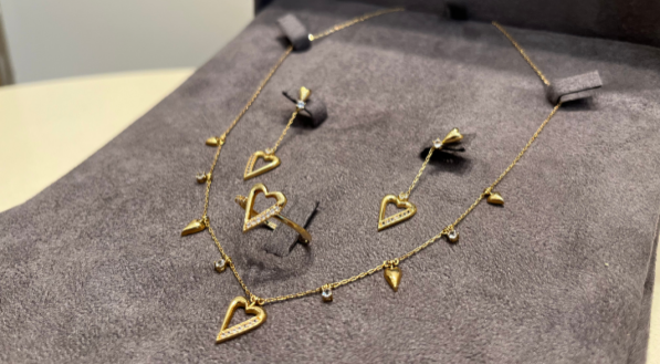 A coleção Romance conta com colar por R$ 6.350, brincos por R$ 2.940 e anel por R$ 1.740
