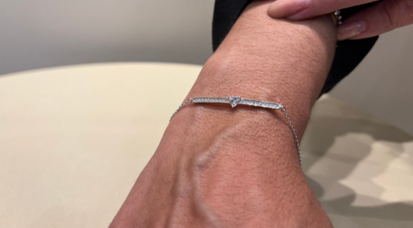 E a pulseira da cole&ccedil;&atilde;o First Sight custa R$ 490.