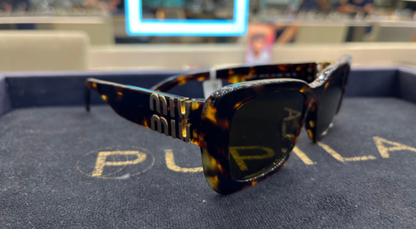 O Miu Miu com detalhe na haste custa R$ 4.239