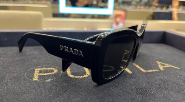 A arma&ccedil;&atilde;o de sol da Prada custa R$ 4.170