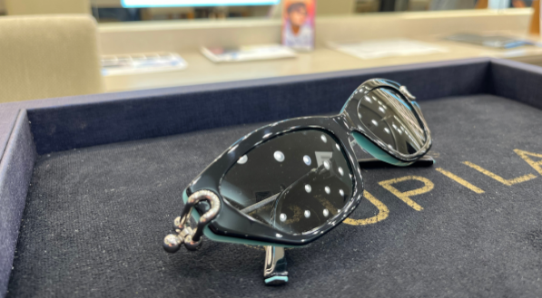O Tiffany &amp; Co. com detalhe na haste custa R$ 4.333