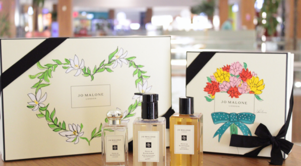 O kit com perfume Peony &amp; Blush Suede, sabonete e &oacute;leo corporal por R$ 2.440.
