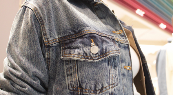 A jaqueta jeans custa R$ 319,90