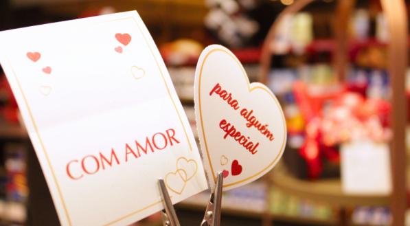 Dia dos Namorados com flores e chocolates.