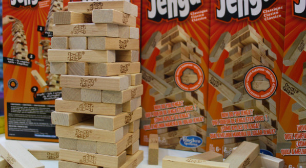 Jenga &eacute; um jogo para 2 ou mais jogadores acima de 6 anos. 