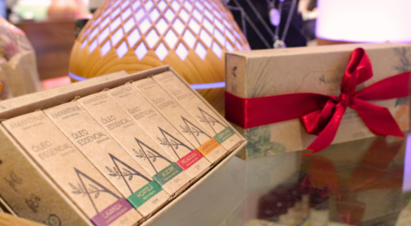 O kit com &Oacute;leo Essencial de lavanda, hortel&atilde;, alecrim, melaleuca, laranja doce e capim lim&atilde;o custa R$ 293.