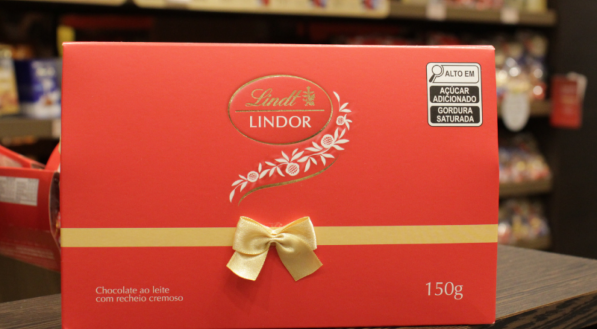 A caixa Clutch Lindor de 150g est&aacute; por R$ 64,99.
