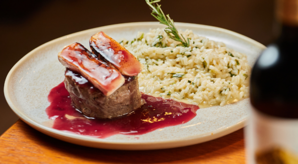 O prato do Dom Ferreira é o Filetto Piemonte: tournedor de filé mignon alto ao molho de vinho tinto e crosta de provolone com risoto de funghi. 