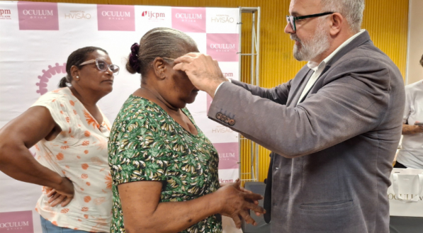 Ação faz entrega de óculos gratuitos para moradores do Pina e Brasília Teimosa. Ação faz entrega de óculos gratuitos para moradores do Pina e Brasília Teimosa.