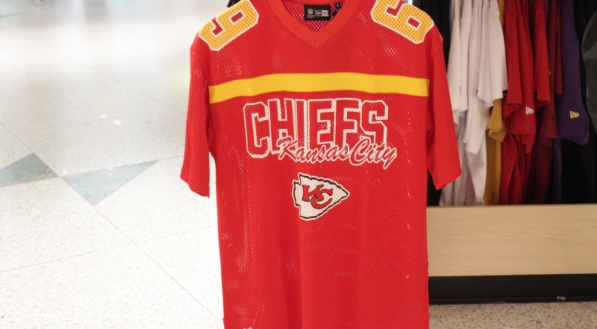 A camisa NFL est&aacute; por R$ 529,90.