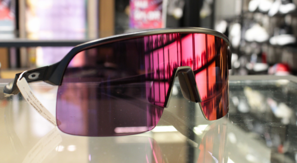 Óculos de sol espelhado em tom rosa e lilás da marca Oakley, modelo Sutro Lite.