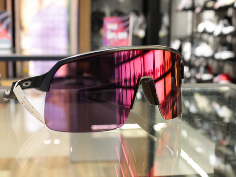 Óculos de sol espelhado em tom rosa e lilás da marca Oakley, modelo Sutro Lite.
