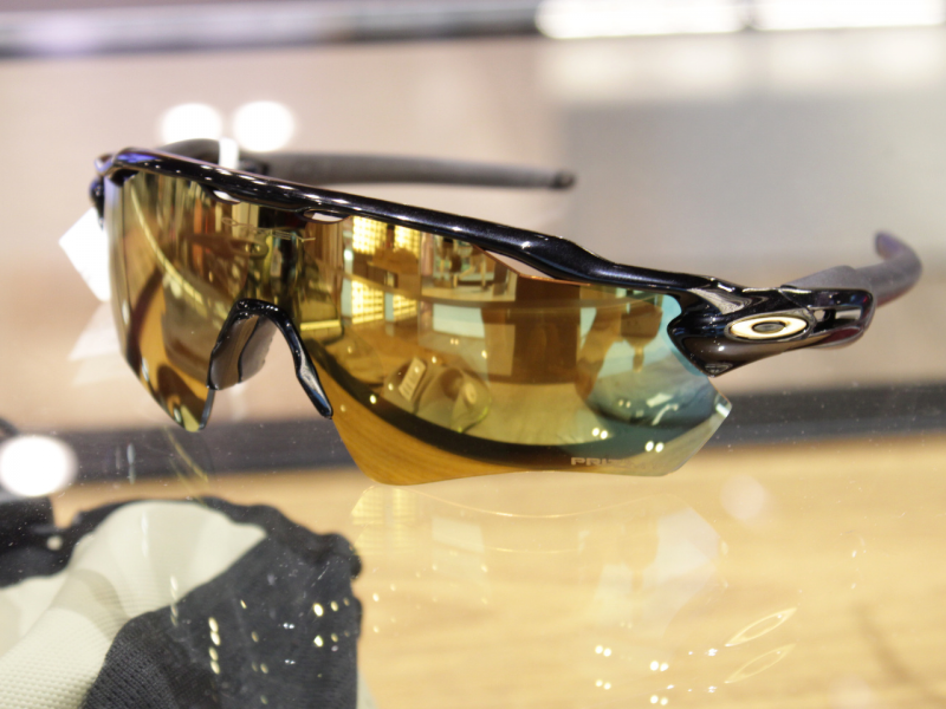 Óculos de sol espelhado em tom amarela da marca Oakley, modelo Radar.